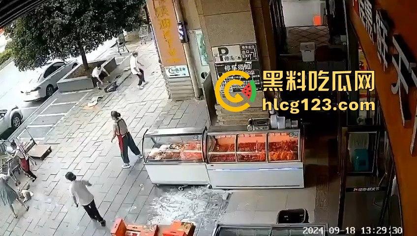 疯狗发狂咬住不放!怀孕母狗突袭小女孩,女孩妈都懵了,幸亏路人群殴才救回命!-9