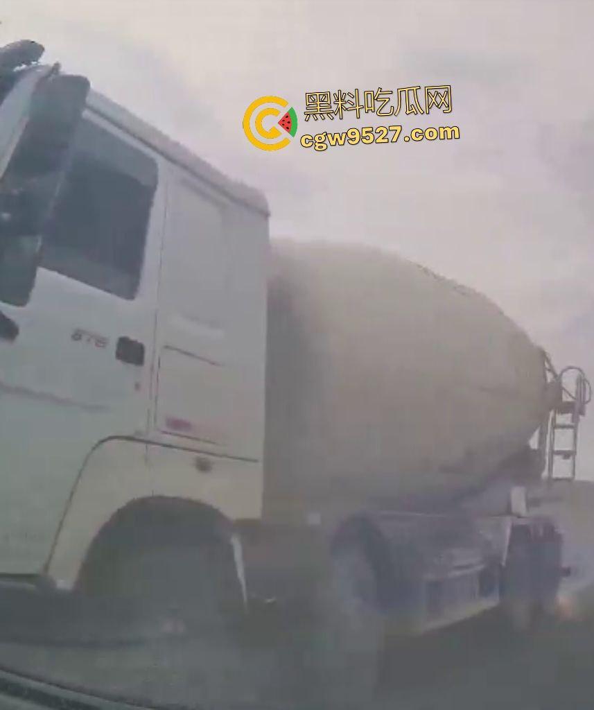内蒙古赤峰水泥罐车失控狂撞!小米YU7成救命神器,车毁人安车主倒车神速变藤原拓海!-3