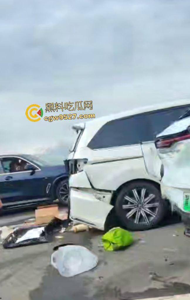 内蒙古赤峰水泥罐车失控狂撞!小米YU7成救命神器,车毁人安车主倒车神速变藤原拓海!-4