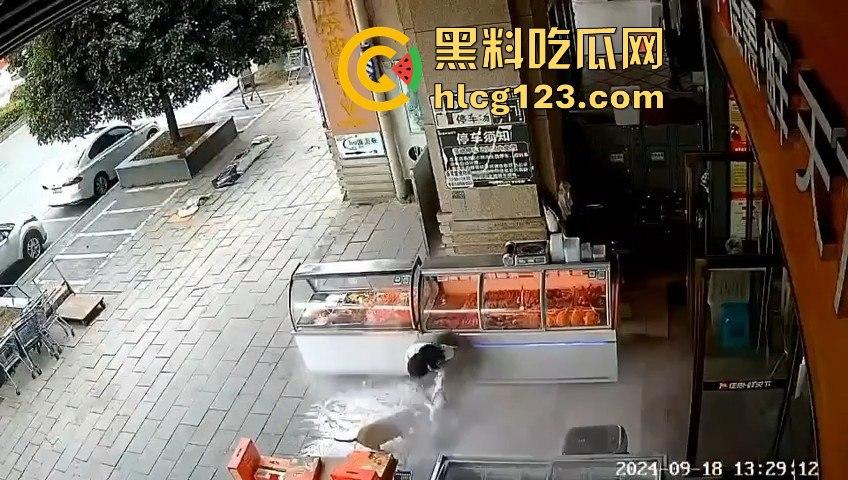 疯狗发狂咬住不放!怀孕母狗突袭小女孩,女孩妈都懵了,幸亏路人群殴才救回命!-11