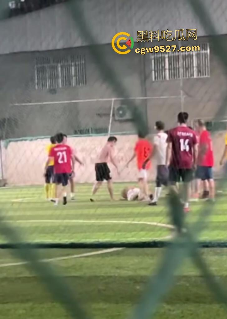 广西散打冠军灰衣男足球场血虐黄衣莽夫!两三成功力一拳爆鼻血,黄衣挑衅秒跪!-4