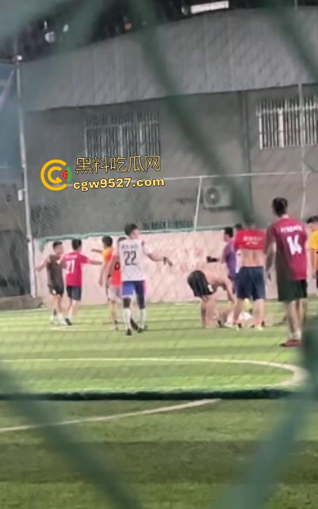 广西散打冠军灰衣男足球场血虐黄衣莽夫!两三成功力一拳爆鼻血,黄衣挑衅秒跪!-5