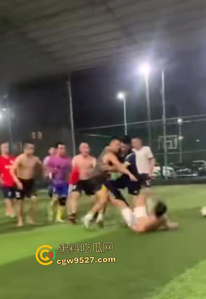 广西散打冠军灰衣男足球场血虐黄衣莽夫!两三成功力一拳爆鼻血,黄衣挑衅秒跪!-8