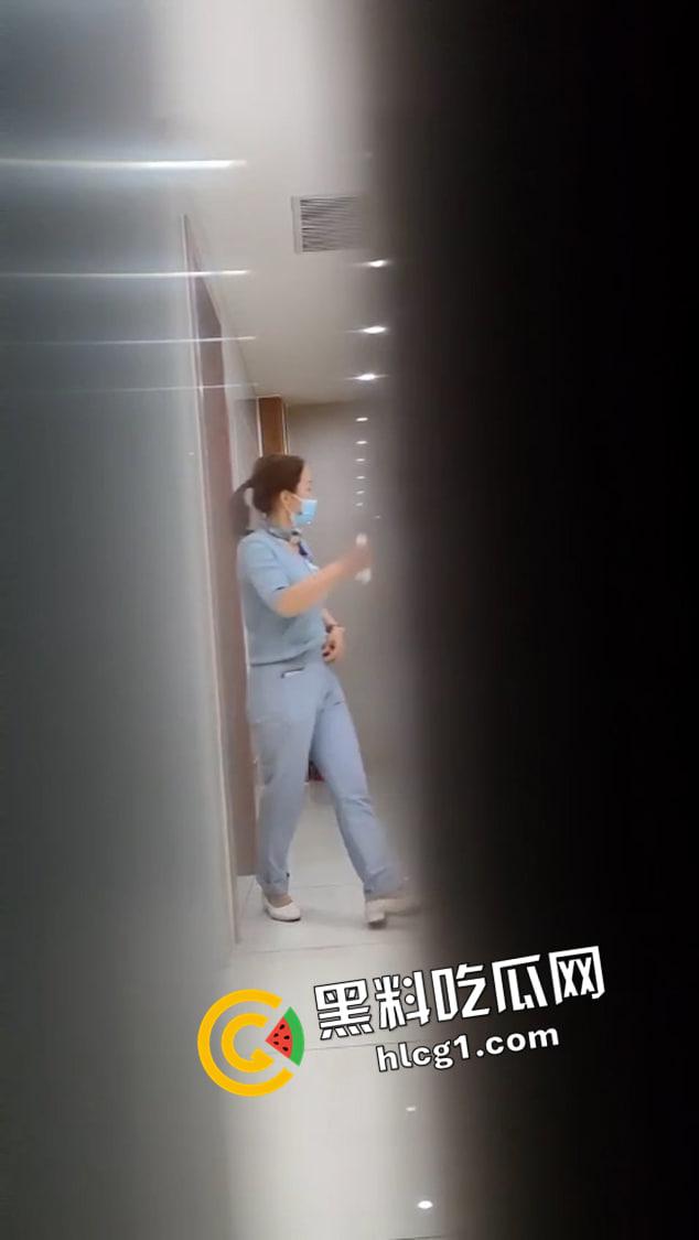 年度最炸裂厕拍!医院偷拍护士小姐姐 拉完把屎偷走 小姐姐原地蒙蔽 厕所灵异事件-1