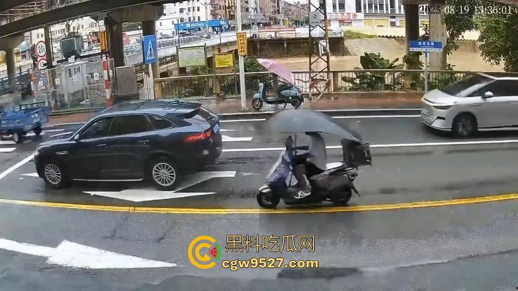 东莞一女司机开车掉河里,车辆像脱缰野马般直冲河中,送医院抢救无效死亡!-3