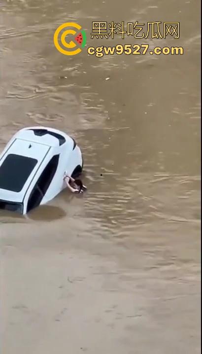 东莞一女司机开车掉河里,车辆像脱缰野马般直冲河中,送医院抢救无效死亡!-6