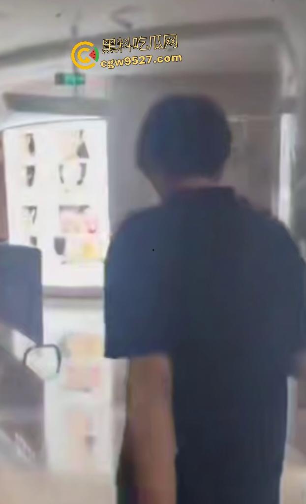 【锦一】网恋奔现见猪头?现场开骂这么肥还骗钱,说180斤都算保守了,立马打110来现场抓骗子!-2