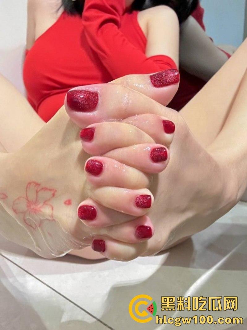 足控福音!推特姨系博主怕【卡卡xi_】致命美脚风骚秀 丁字裤勒馒头逼 对镜大方玩鸡巴!-4