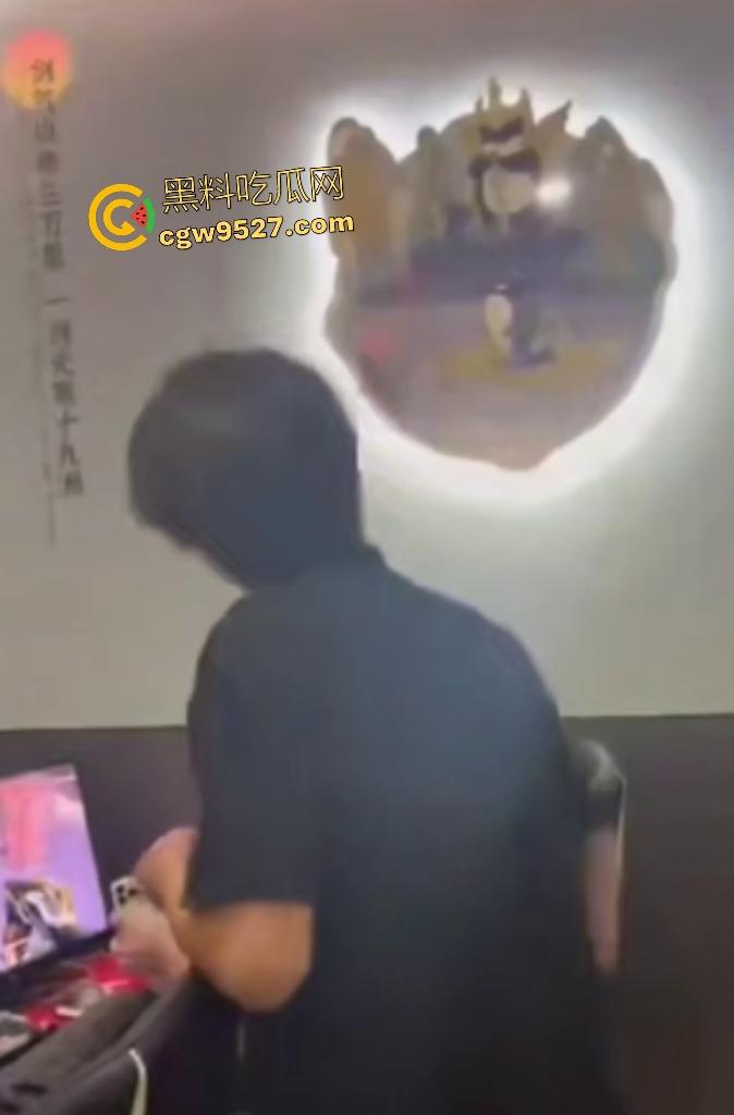 【锦一】网恋奔现见猪头?现场开骂这么肥还骗钱,说180斤都算保守了,立马打110来现场抓骗子!-3