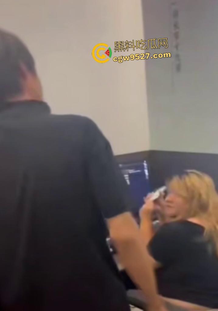 【锦一】网恋奔现见猪头?现场开骂这么肥还骗钱,说180斤都算保守了,立马打110来现场抓骗子!-6