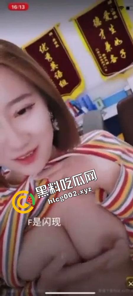 老师 求求你就给我一次吧!英语老师办公司刺激露出 野外勾引环卫工人大叔 英语老师玩的就是花-4