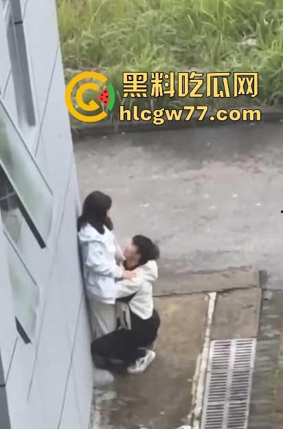 江苏盐城中学小情侣躲在教学楼后面偷腥被人偷拍,男生实在弥补确实的母爱吗?-3