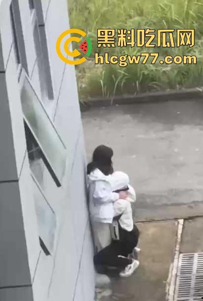 江苏盐城中学小情侣躲在教学楼后面偷腥被人偷拍,男生实在弥补确实的母爱吗?-4