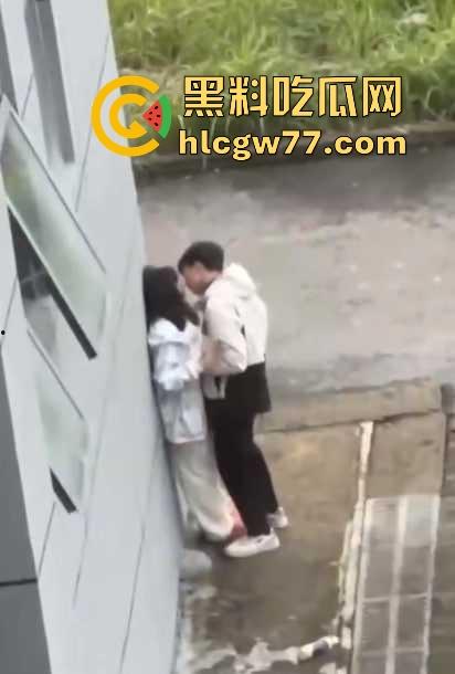 江苏盐城中学小情侣躲在教学楼后面偷腥被人偷拍,男生实在弥补确实的母爱吗?-5