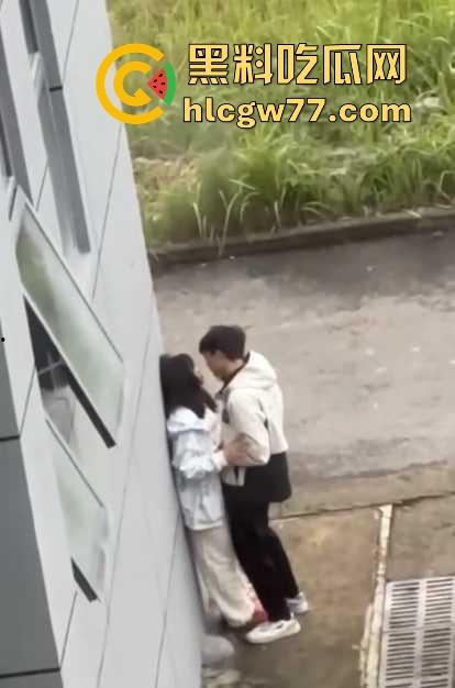 江苏盐城中学小情侣躲在教学楼后面偷腥被人偷拍,男生实在弥补确实的母爱吗?-6