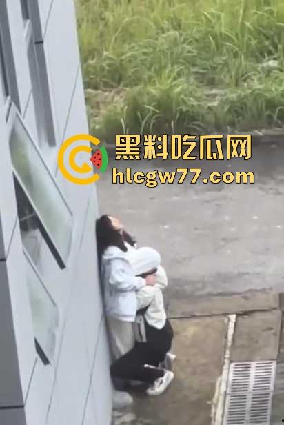 江苏盐城中学小情侣躲在教学楼后面偷腥被人偷拍,男生实在弥补确实的母爱吗?-7