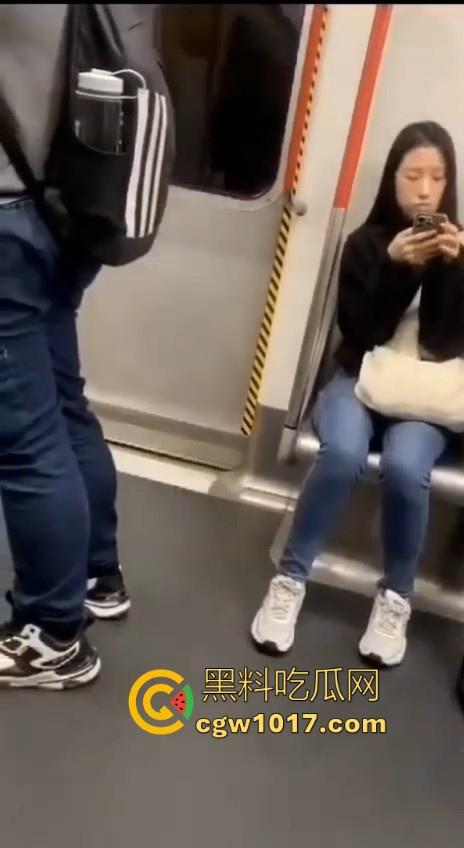 香港地铁牛仔裤大哥现场放尿直播!上班高峰期当着当着众人面开尿,可见心里素质是有多强大,小弟佩服!-3