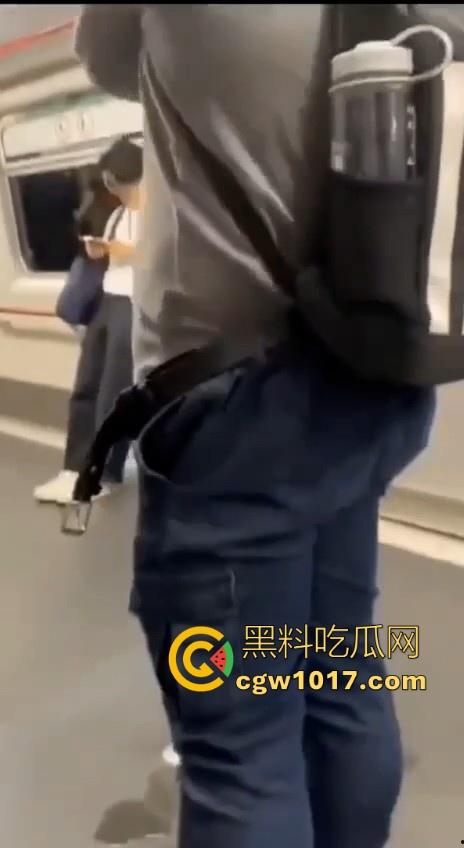 香港地铁牛仔裤大哥现场放尿直播!上班高峰期当着当着众人面开尿,可见心里素质是有多强大,小弟佩服!-6