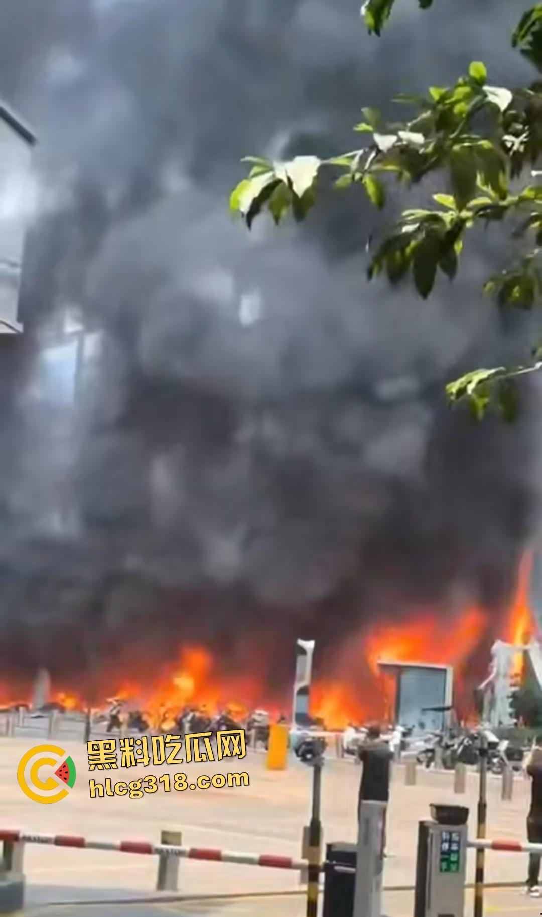 重庆九龙坡摩托车停放点炸翻天!熊孩子鞭炮炸油箱引发大火,火海吞百车!-5