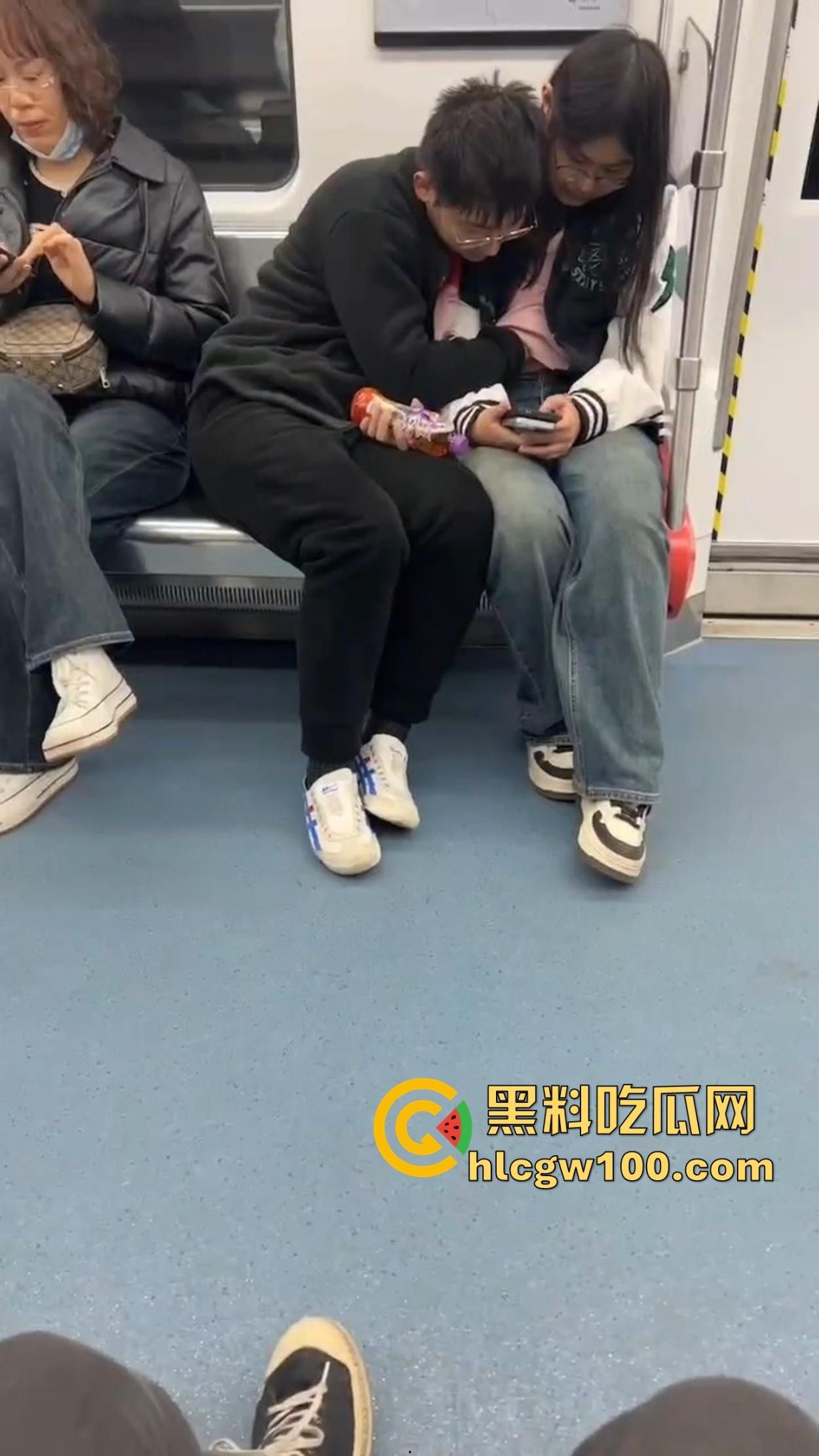 南京地铁上演活春宫,小情侣车厢摸奶上头,手伸进衣服揉得起劲,差点拖裤直接开干,你们是有多饥渴?-3