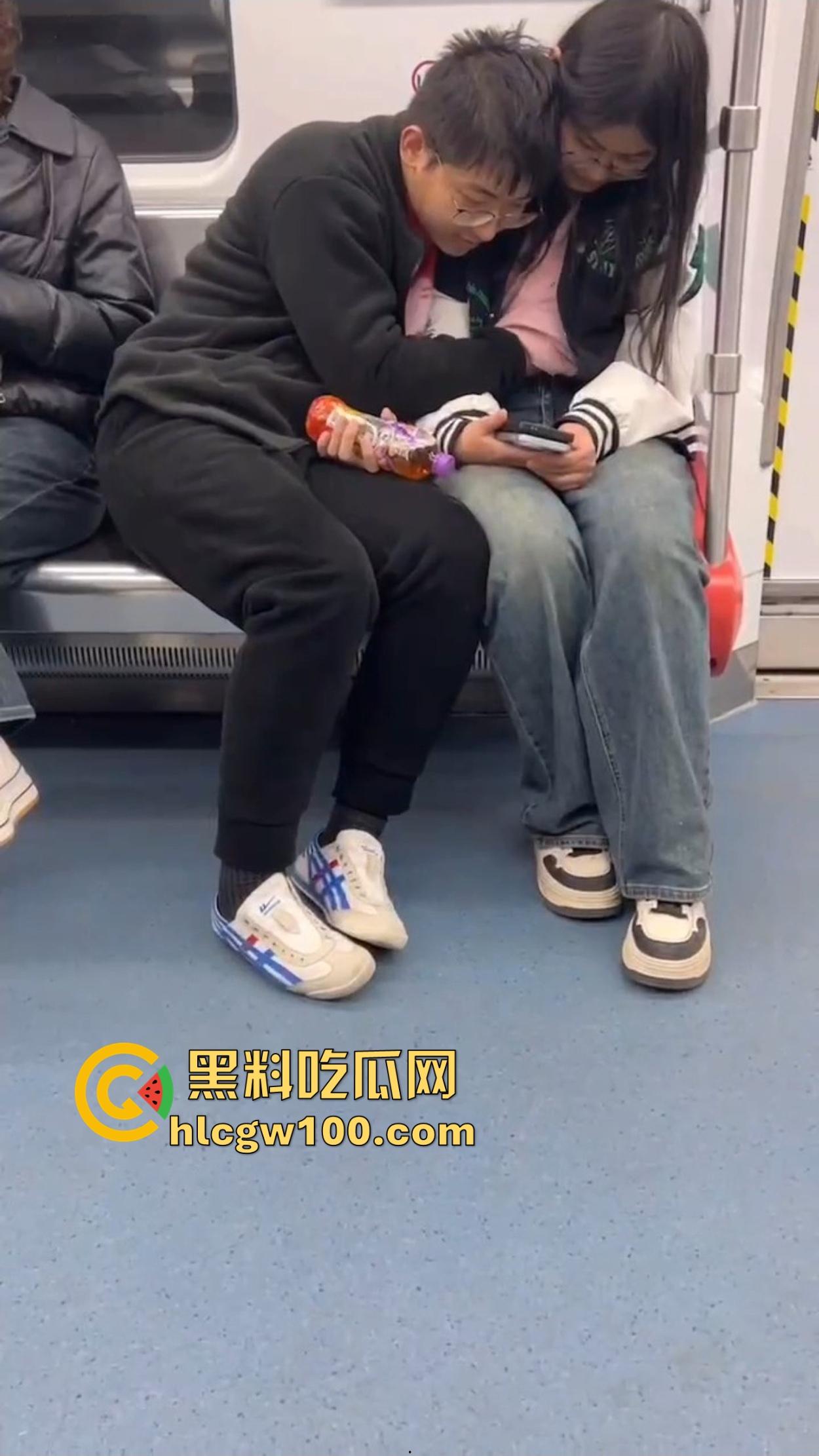 南京地铁上演活春宫,小情侣车厢摸奶上头,手伸进衣服揉得起劲,差点拖裤直接开干,你们是有多饥渴?-5