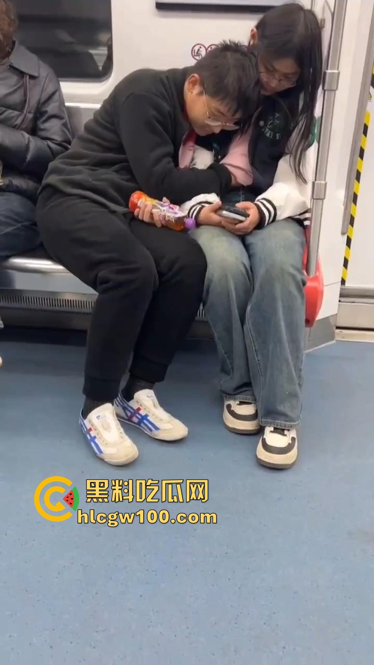 南京地铁上演活春宫,小情侣车厢摸奶上头,手伸进衣服揉得起劲,差点拖裤直接开干,你们是有多饥渴?-7