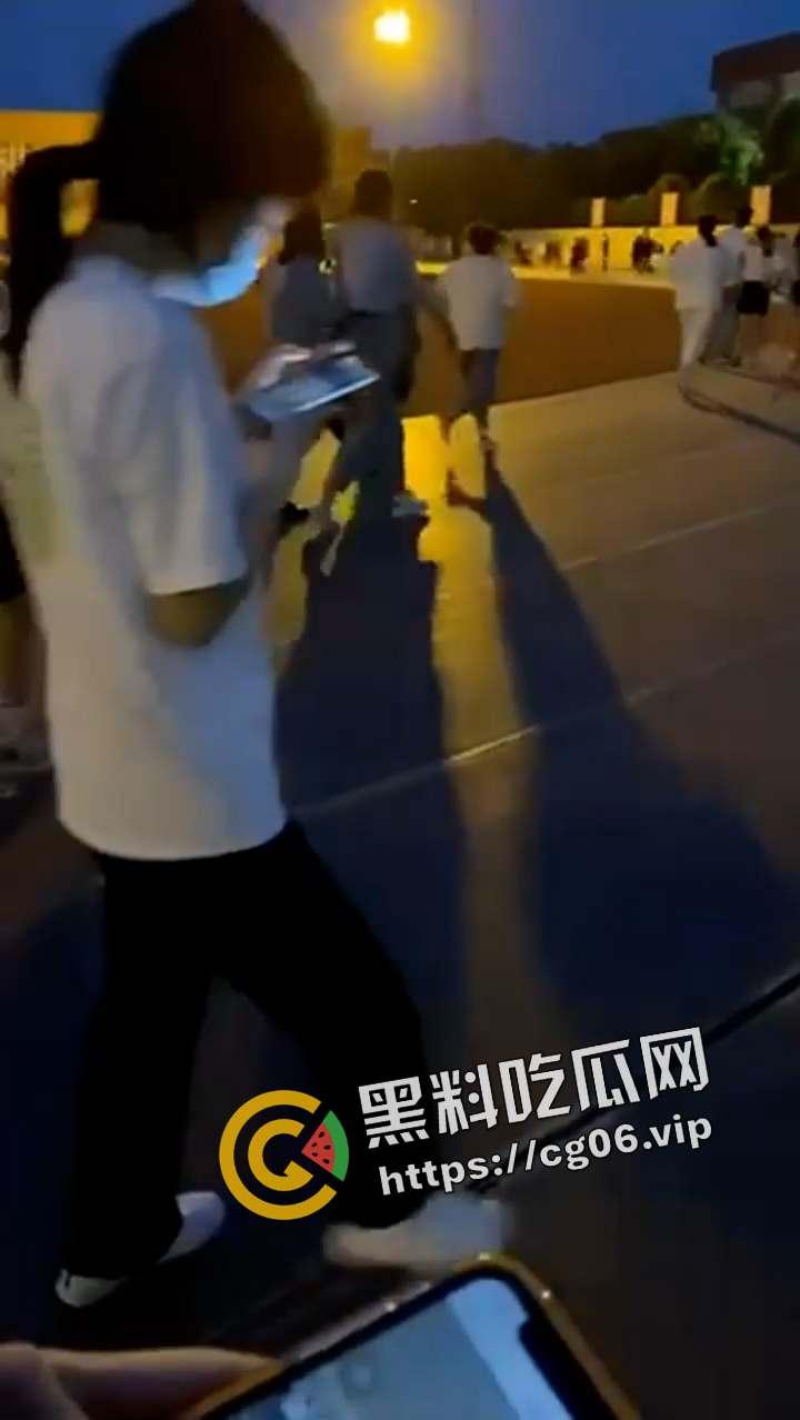 操场上人山人海 小情侣完全无视 女生疯狂吞吐男生牛牛 真实艺高人胆大啊-2