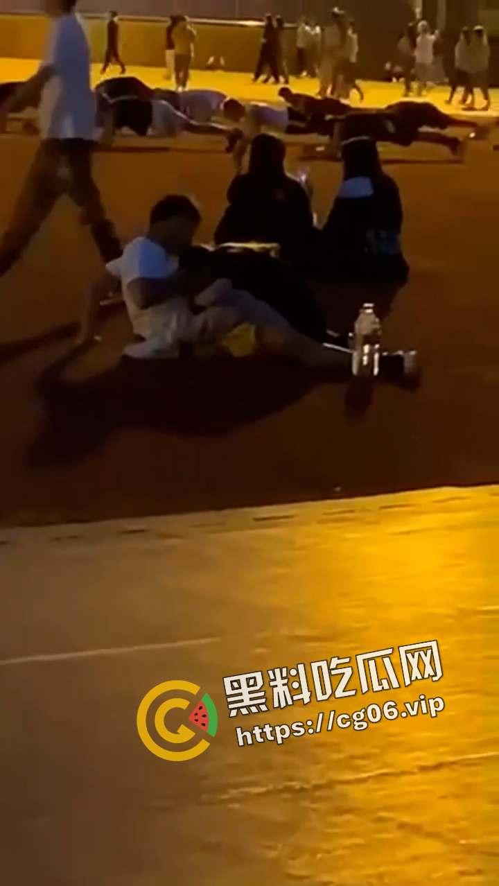 操场上人山人海 小情侣完全无视 女生疯狂吞吐男生牛牛 真实艺高人胆大啊-3