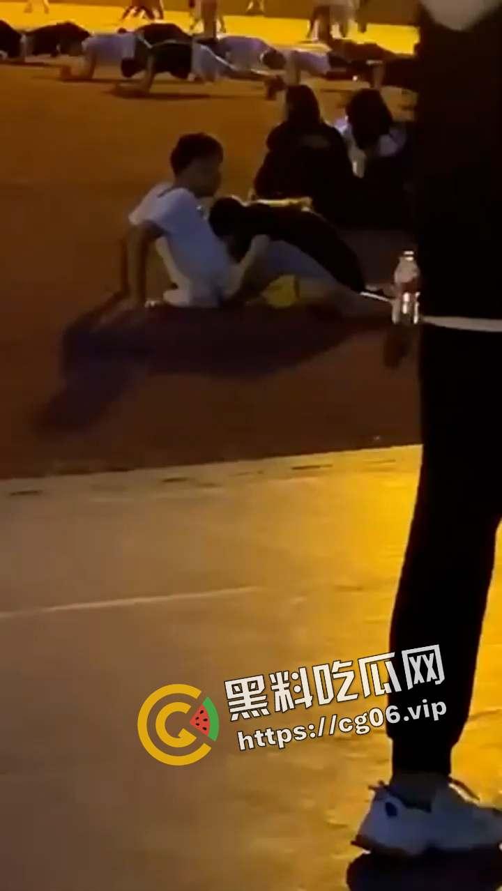 操场上人山人海 小情侣完全无视 女生疯狂吞吐男生牛牛 真实艺高人胆大啊-4