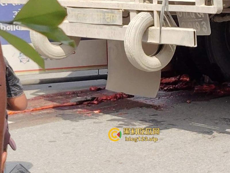 血腥慎点!太惨烈!尼泊尔一男子遭货车碾压拖行 “肠子都出来了!”-2