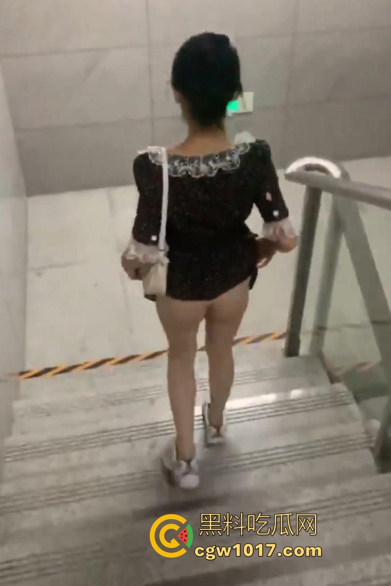 让我们一起欣赏一只合格名媛母狗的调教过程,走廊撅臀爬行户外露穴,浴缸放尿口交深喉,可谓是样样精通!-2