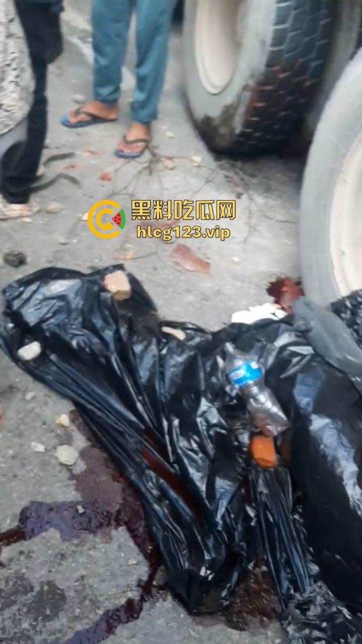 血腥慎点!太惨烈!尼泊尔一男子遭货车碾压拖行 “肠子都出来了!”-9