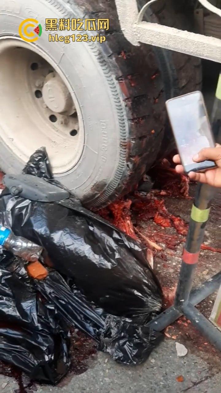 血腥慎点!太惨烈!尼泊尔一男子遭货车碾压拖行 “肠子都出来了!”-10