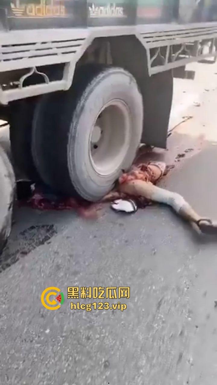 血腥慎点!太惨烈!尼泊尔一男子遭货车碾压拖行 “肠子都出来了!”-11
