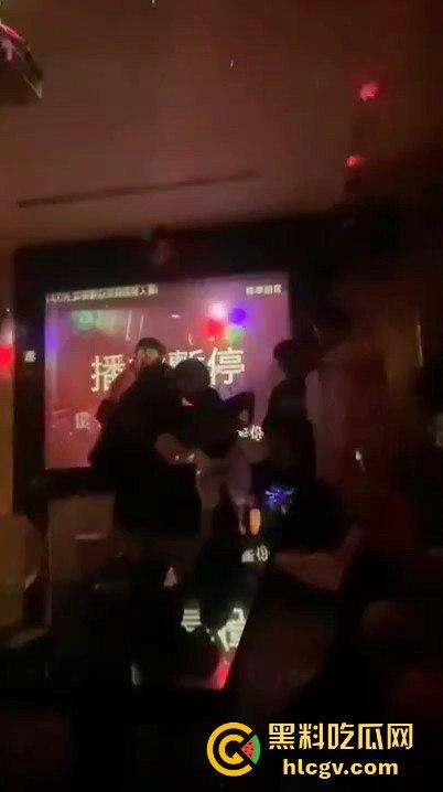 台湾宜兰高职生KTV狂殴同学!唱歌跑调遭群殴,另一边同学悠哉玩王者荣耀,场面极度魔幻!-2