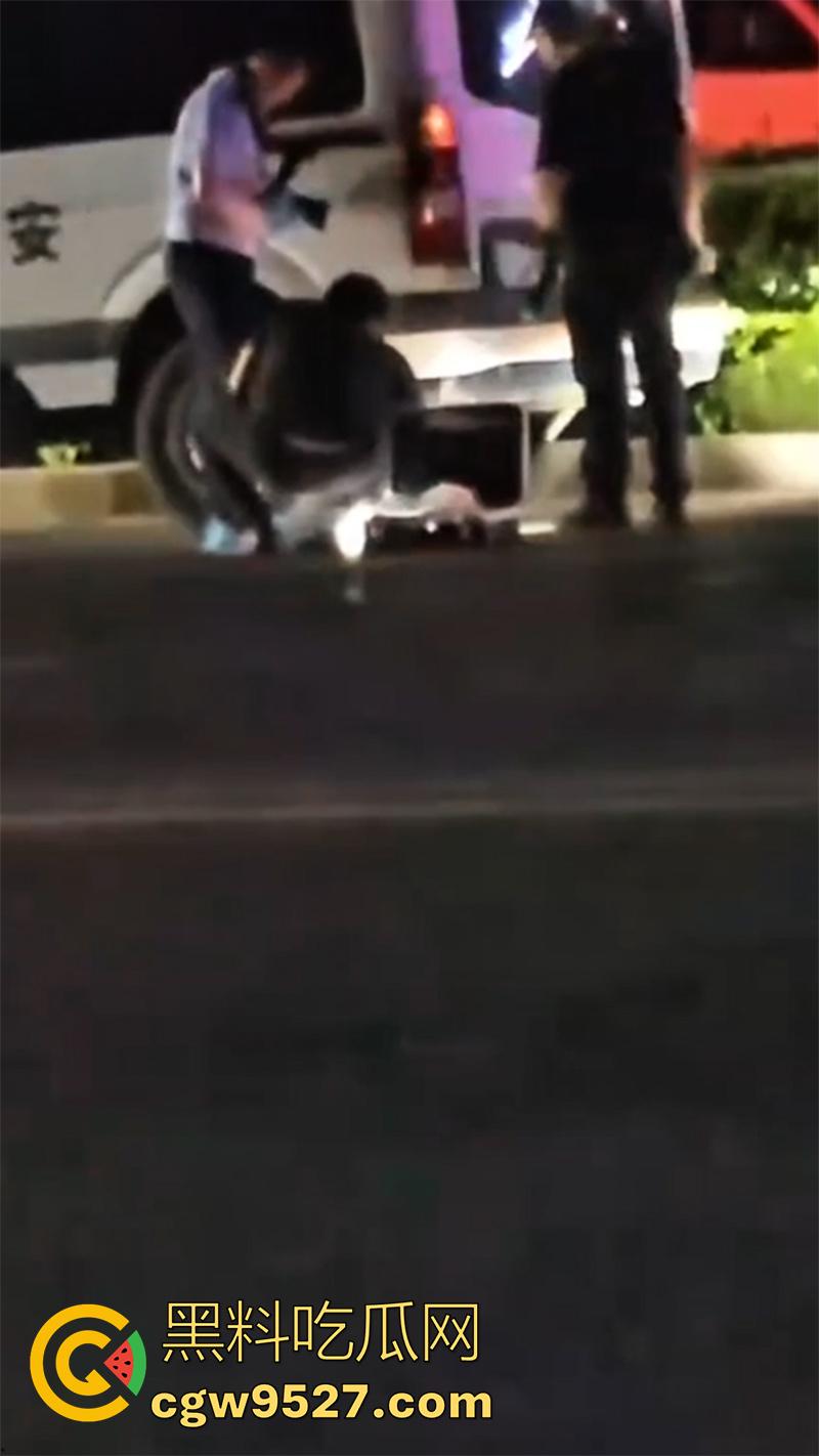 山东恐怖杀人现场,诸城东外环润家园附近,一男子杀人后,将其头颅砍下来,直接放在马路中间!-7