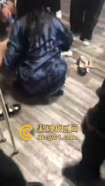 南宁精神小妹太狠了!同精神小伙出租屋内霸凌一女子,逼喝尿吃屎,真的是畜生不如!-6