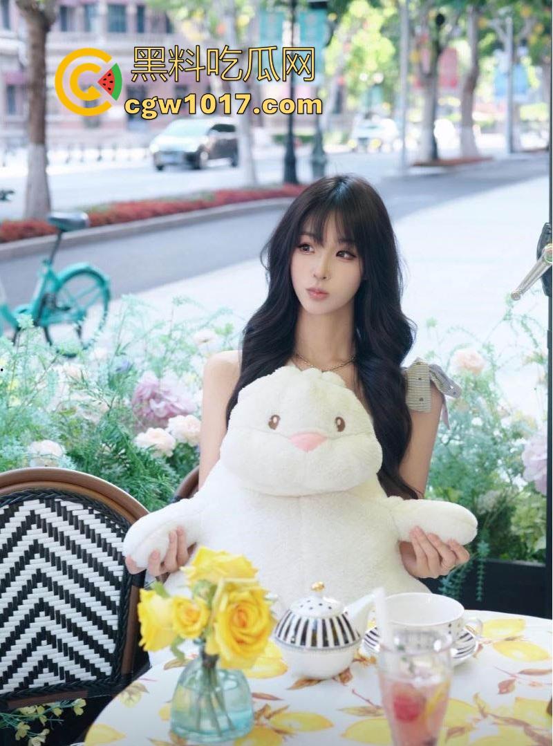 天津骚女【邵子畅】装欧洲女留哄骗富哥,天天约炮只为遇到哪个肯为她花钱的大冤种,骚逼早已雀黑无比!-5