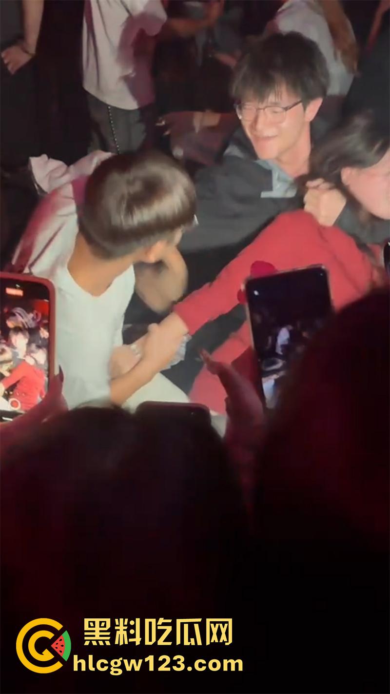 生化母体女毒王曝光,长期混迹安徽江苏,到处约炮免费操逼,还声称全都又小又细时间短!-8