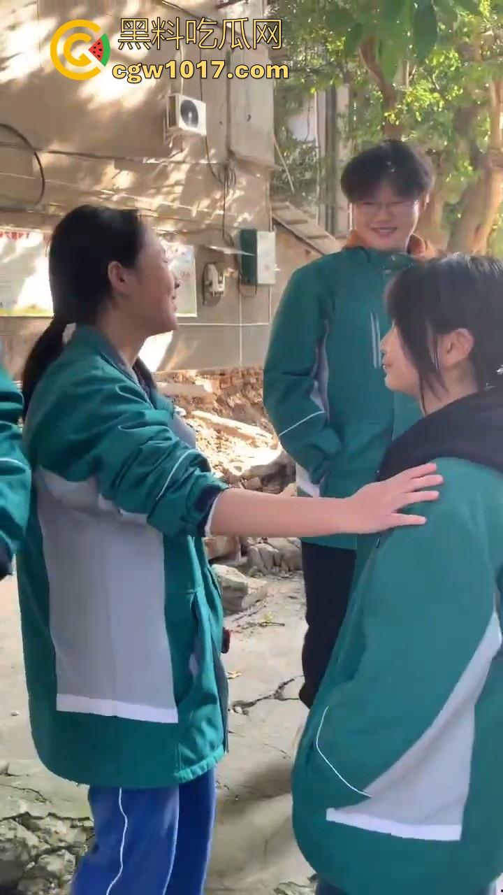 四川省南充市阆中中学女学生霸凌视频曝光,放学堵住不让走,边说道理边扇耳光,在学校就已经这么牛逼了是吧!-2