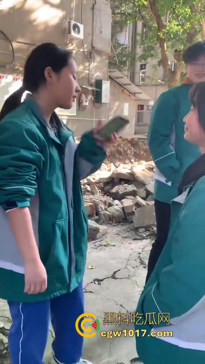 四川省南充市阆中中学女学生霸凌视频曝光,放学堵住不让走,边说道理边扇耳光,在学校就已经这么牛逼了是吧!-4