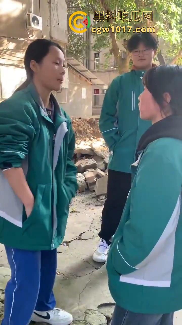 四川省南充市阆中中学女学生霸凌视频曝光,放学堵住不让走,边说道理边扇耳光,在学校就已经这么牛逼了是吧!-5