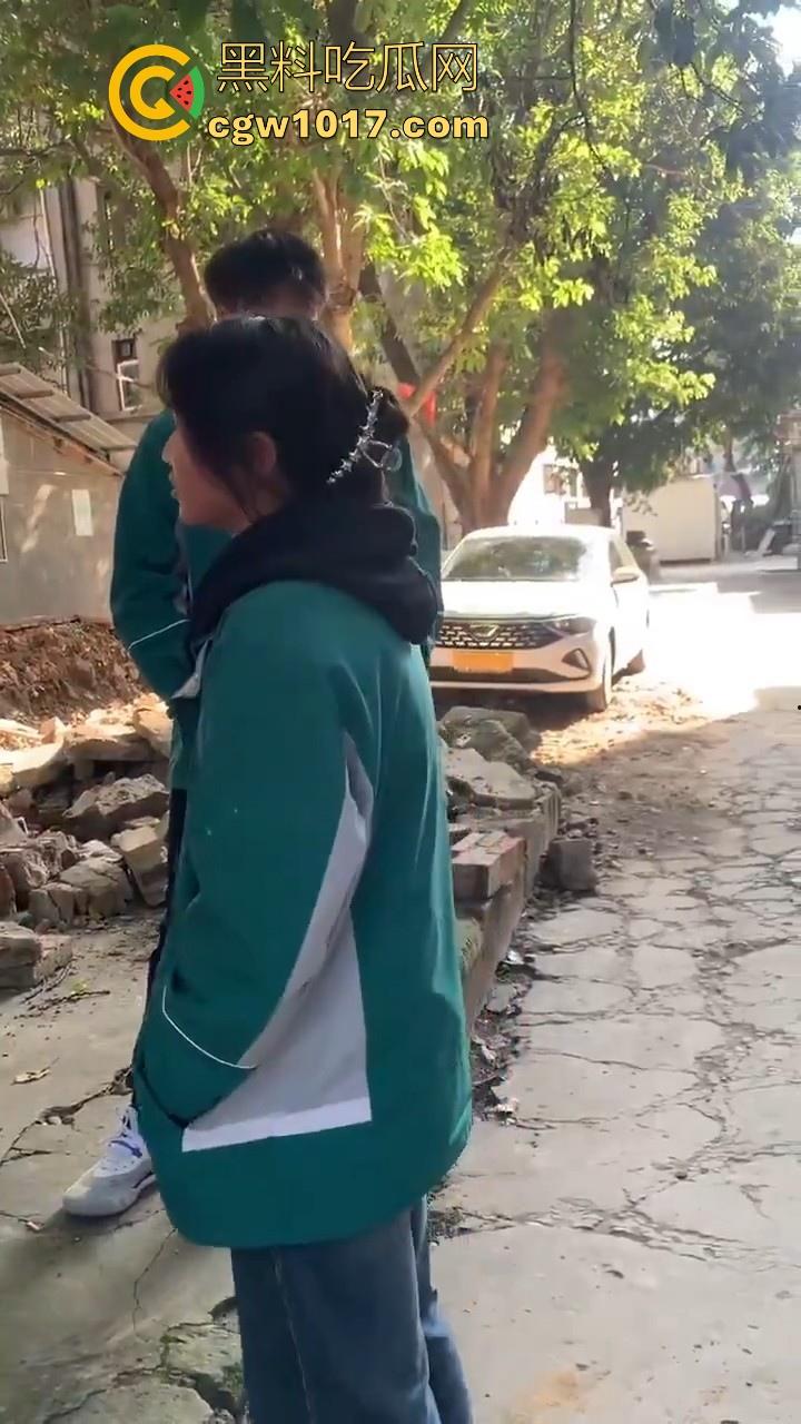 四川省南充市阆中中学女学生霸凌视频曝光,放学堵住不让走,边说道理边扇耳光,在学校就已经这么牛逼了是吧!-8