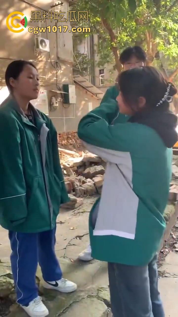 四川省南充市阆中中学女学生霸凌视频曝光,放学堵住不让走,边说道理边扇耳光,在学校就已经这么牛逼了是吧!-9