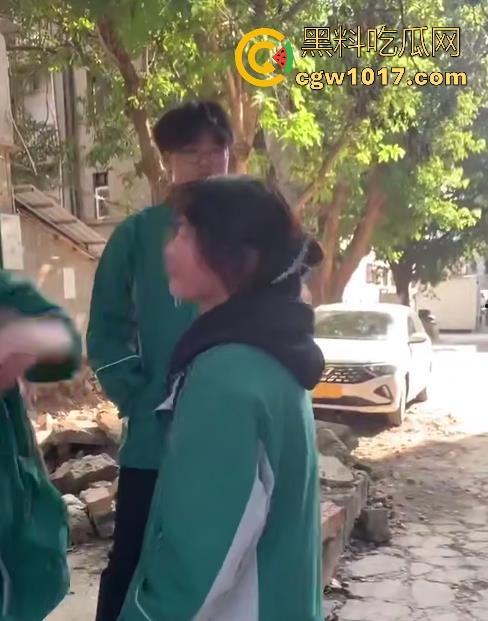 四川省南充市阆中中学女学生霸凌视频曝光,放学堵住不让走,边说道理边扇耳光,在学校就已经这么牛逼了是吧!-10