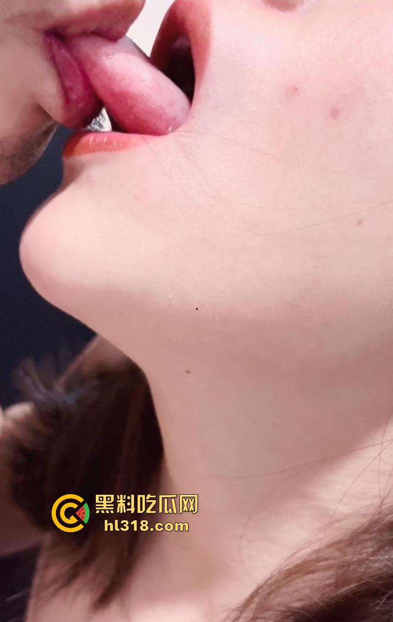 和大嫂的乱伦史,首次在酒店跟骚逼大嫂做爱, 一进门就迫不及待蹲下口交,疯狂舔食享受,人妻就是骚!-7