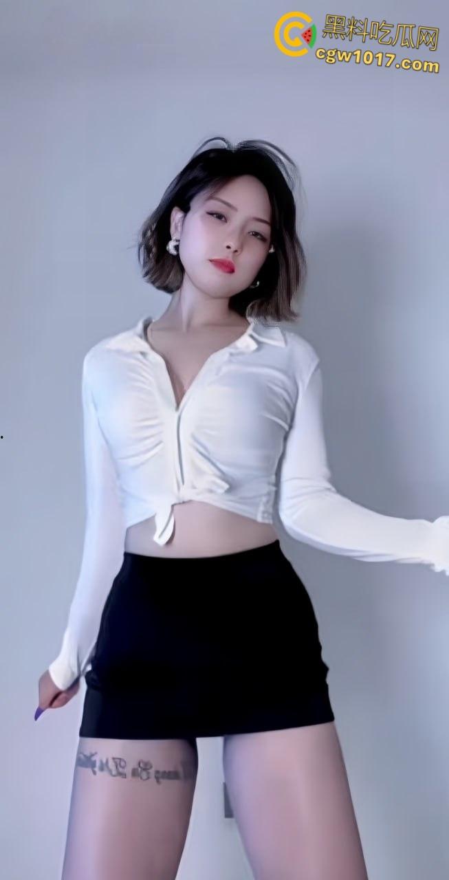 快手少妇眼镜妹【猫儿】，紧身衣骚舞大秀，连体灰丝随着音乐节奏扭动淫体，骆驼趾忽隐忽现挑逗至极！-4