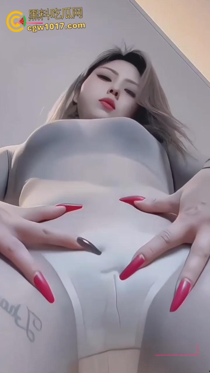 快手少妇眼镜妹【猫儿】，紧身衣骚舞大秀，连体灰丝随着音乐节奏扭动淫体，骆驼趾忽隐忽现挑逗至极！-7