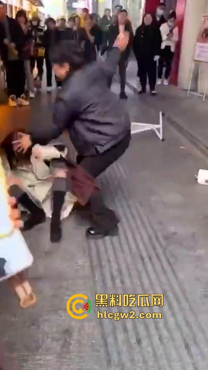 河南焦作美甲店老板娘与顾客发生口角当街扭打 娇小身敌不过彪悍大妈被打成狗了 看完视频只能说活该-6