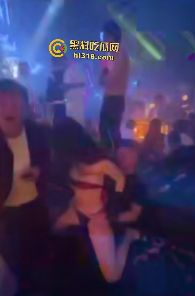 女友当面损男友背后变舔狗!在酒吧却是一个好女孩围着大哥转,胸罩被摘屁股当鼓敲!-6